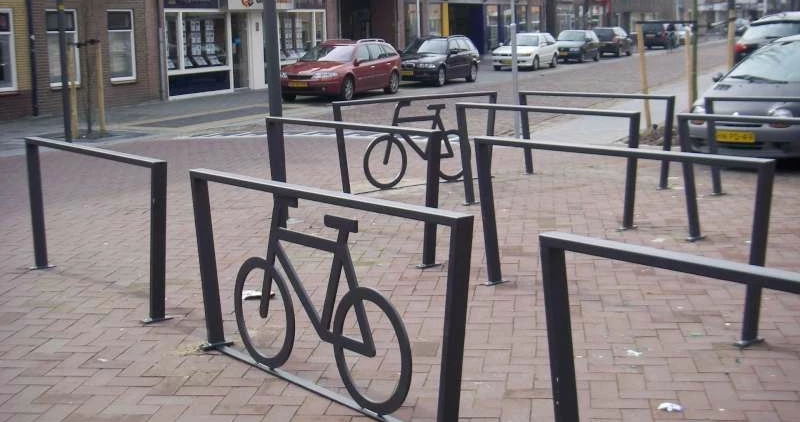 Fahrradständer Cubic XL Befestigung auf Bodenbelag als Beispiel 1