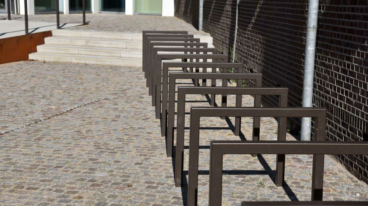Vierkante fietsbeugels in de openbare ruimte
