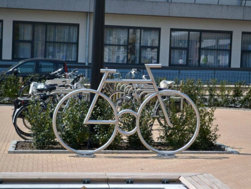 Op maat ontworpen fietsbeugel op straat