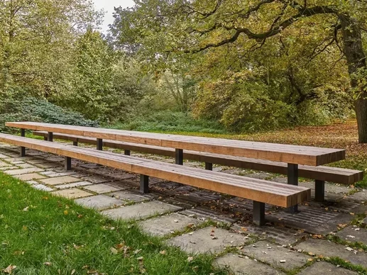 Lange picknicktafel in de openbare ruimte