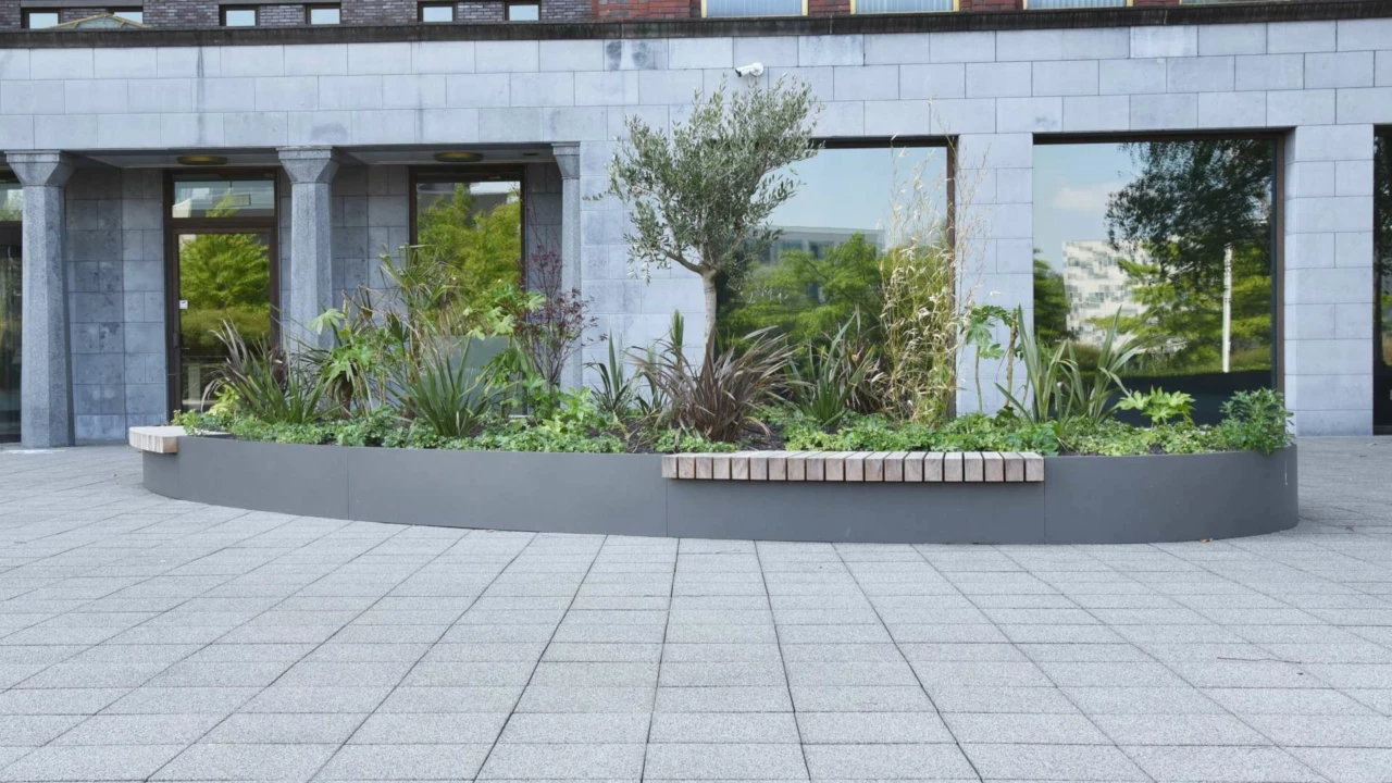 Maatwerk plantenbak met houten zitvlakken