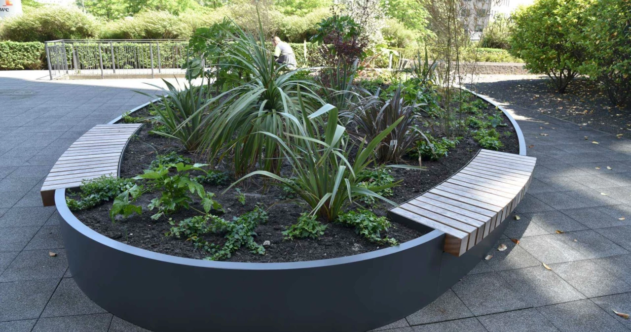 Maatwerk plantenbak met houten zitvlakken