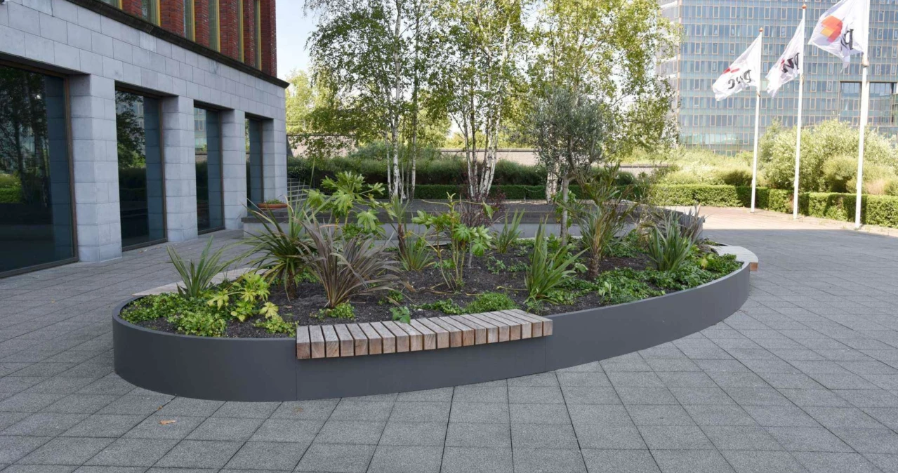 Maatwerk plantenbak met houten zitvlakken
