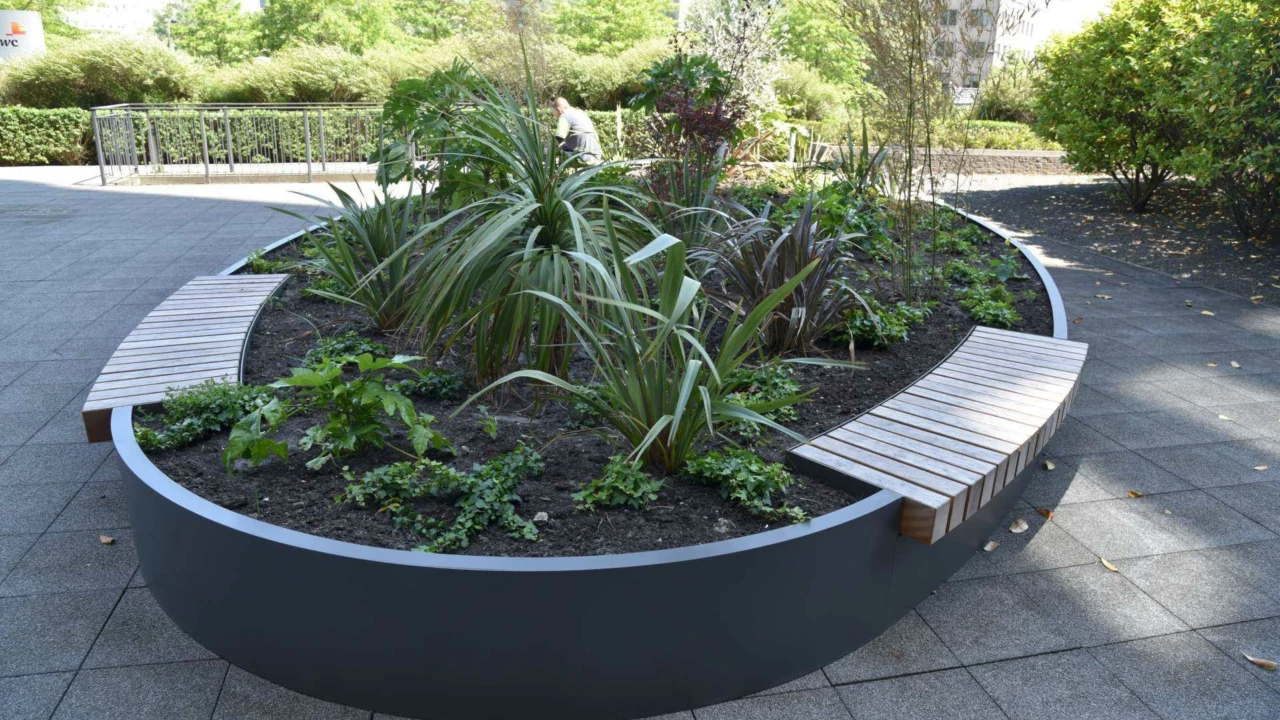 Maatwerk plantenbak met houten zitvlakken
