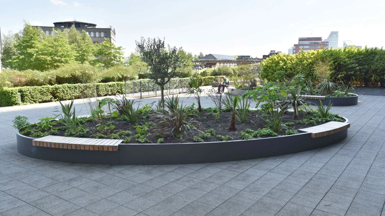 Maatwerk plantenbak met houten zitvlakken