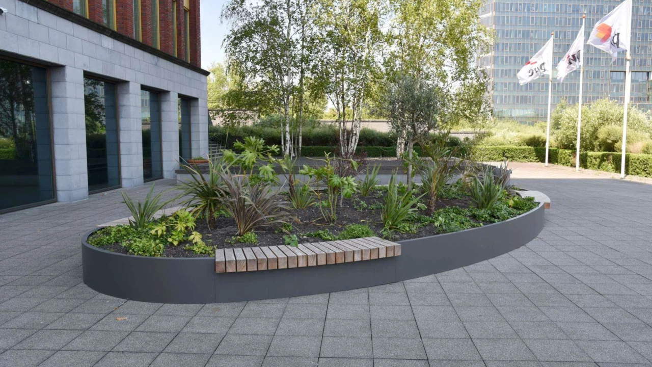 Maatwerk plantenbak met houten zitvlakken
