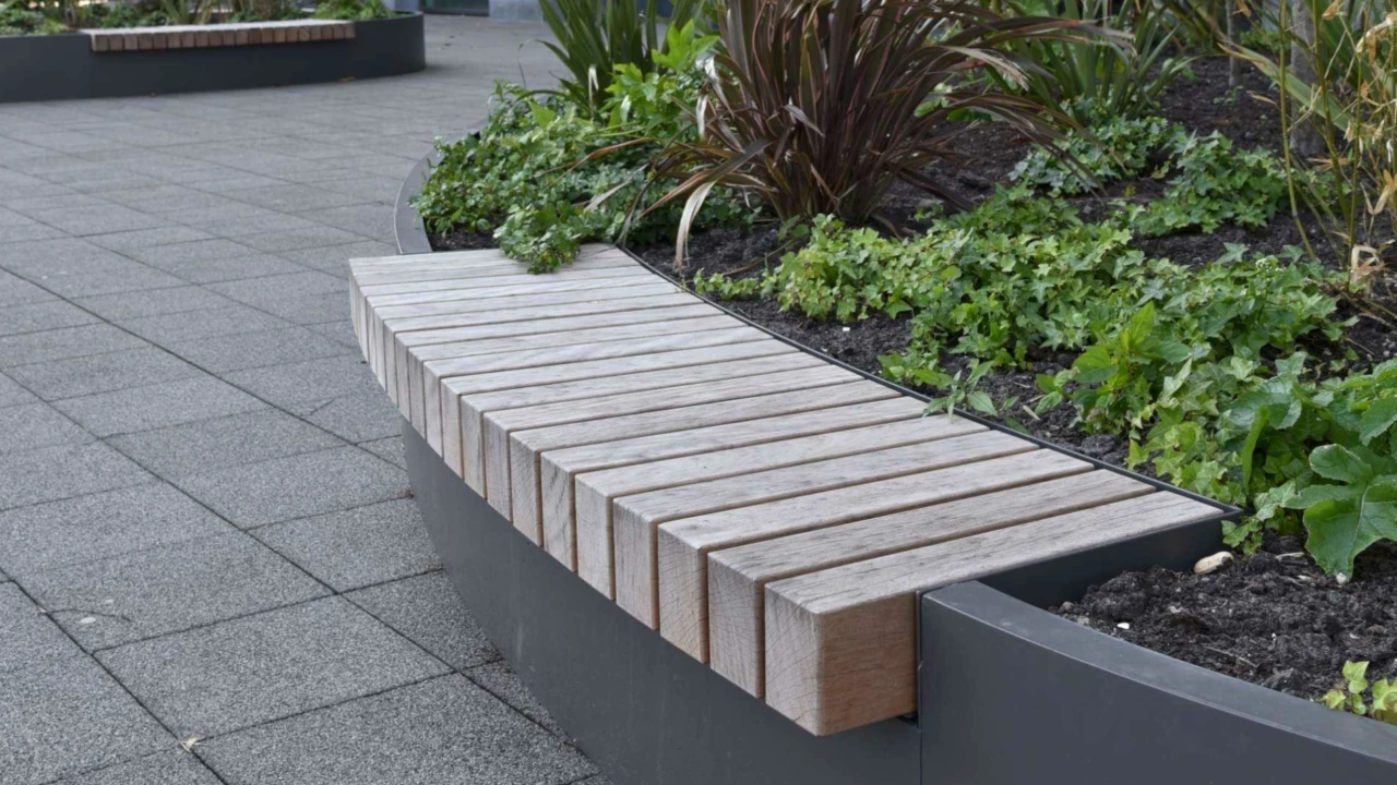 Maatwerk plantenbak met houten zitvlakken