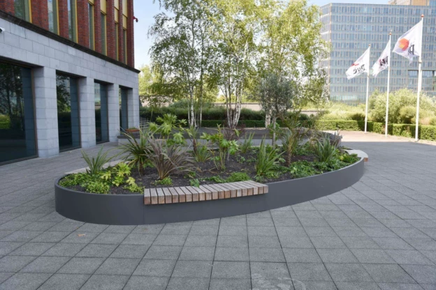 Maatwerk plantenbak met houten zitvlakken
