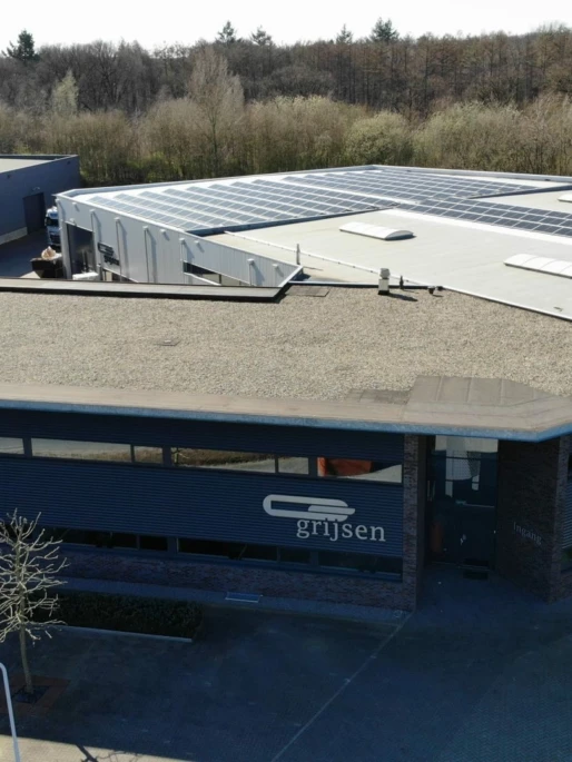 Zonnepanelen op het bedrijfspand van Grijsen