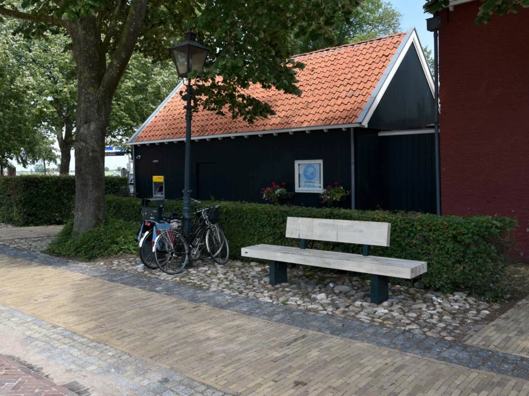 Buitenbank van Accoya hout in de buitenruimte van Sloten