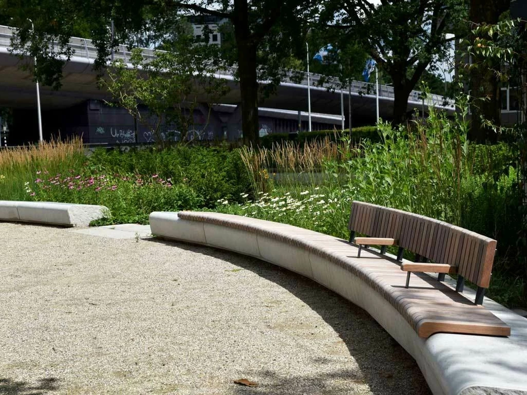 Muurbank in Utrecht met hardhouten zittingen