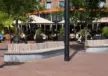 Betonnen buitenbank met houten zitvlak