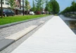 Kaimauer mit Holzsitzauflagen Dorfzentrum Stadskanaal
