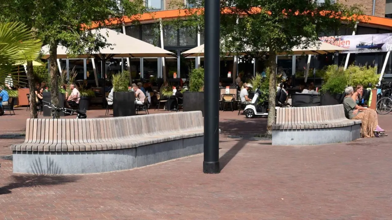 Betonnen buitenbank met houten zitvlak