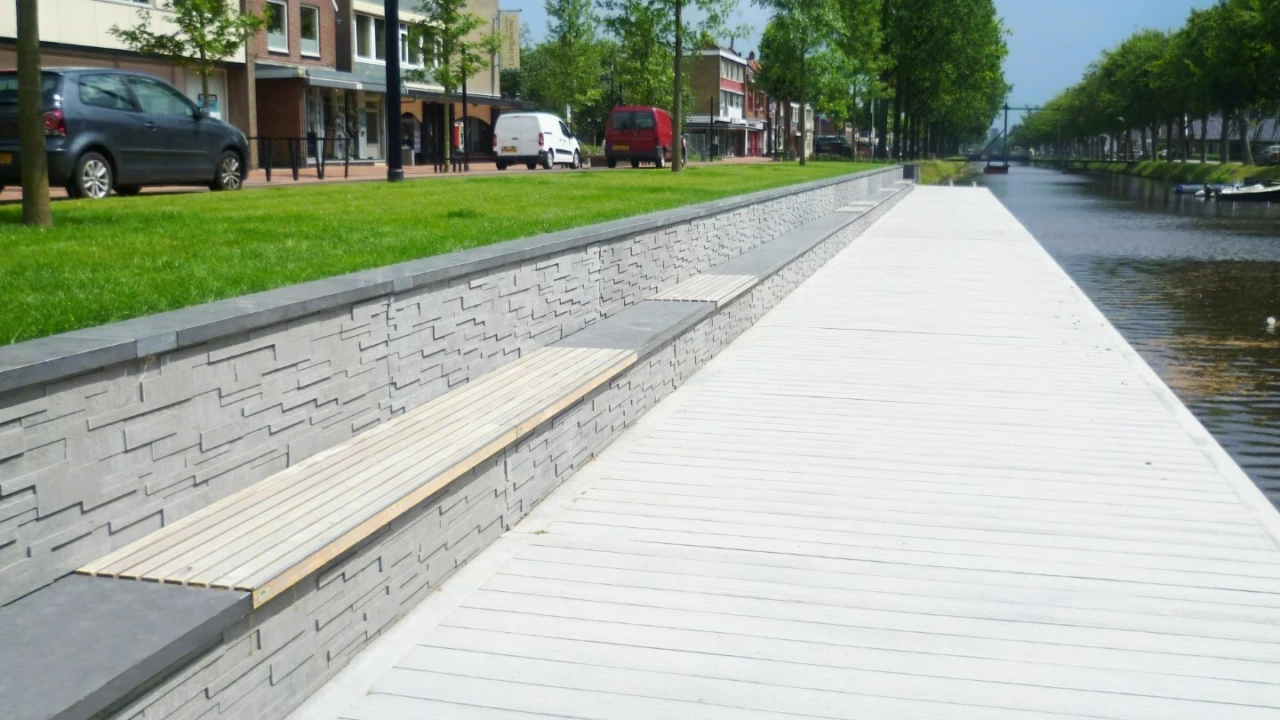 Kaimauer mit Holzsitzauflagen Dorfzentrum Stadskanaal