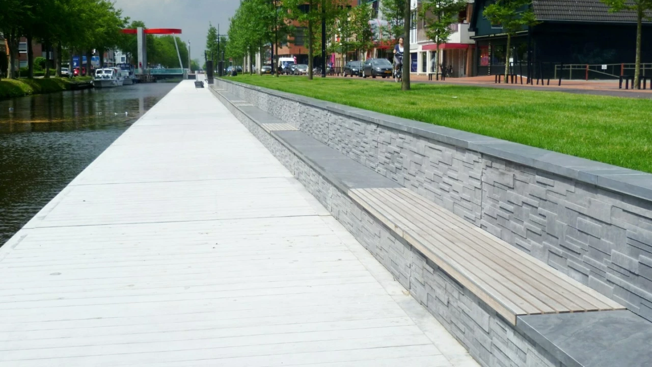Kaimauer mit Holzsitzauflagen Dorfzentrum Stadskanaal