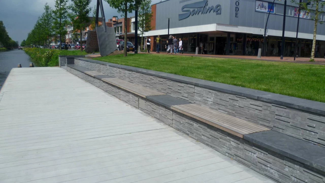 Kaimauer mit Holzsitzauflagen Dorfzentrum Stadskanaal
