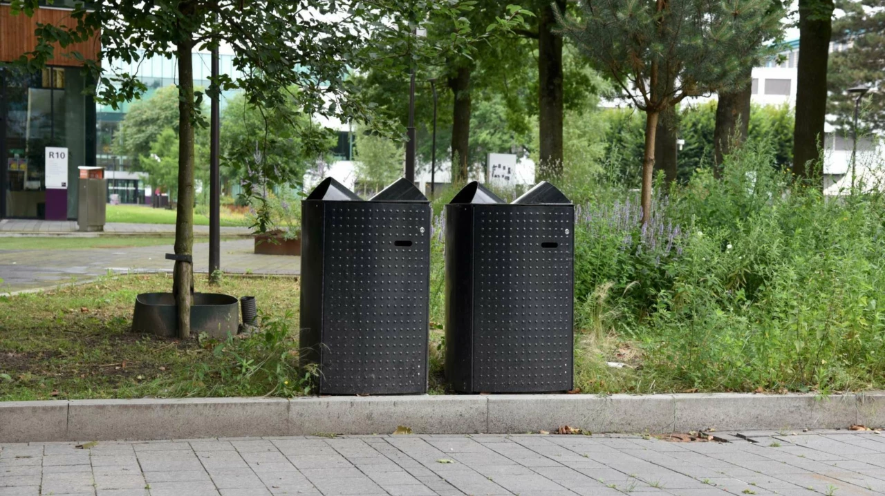 Abfallbehälter Column 120 für den öffentlichen Raum1