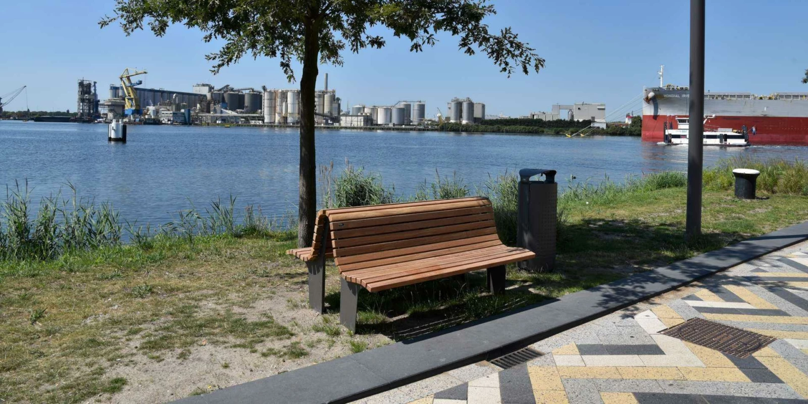 Parkbänke Notaris Einzelsitze mit Rückenlehne und Abfallbehälter Constructo 102 Danzigerkade Amsterdam