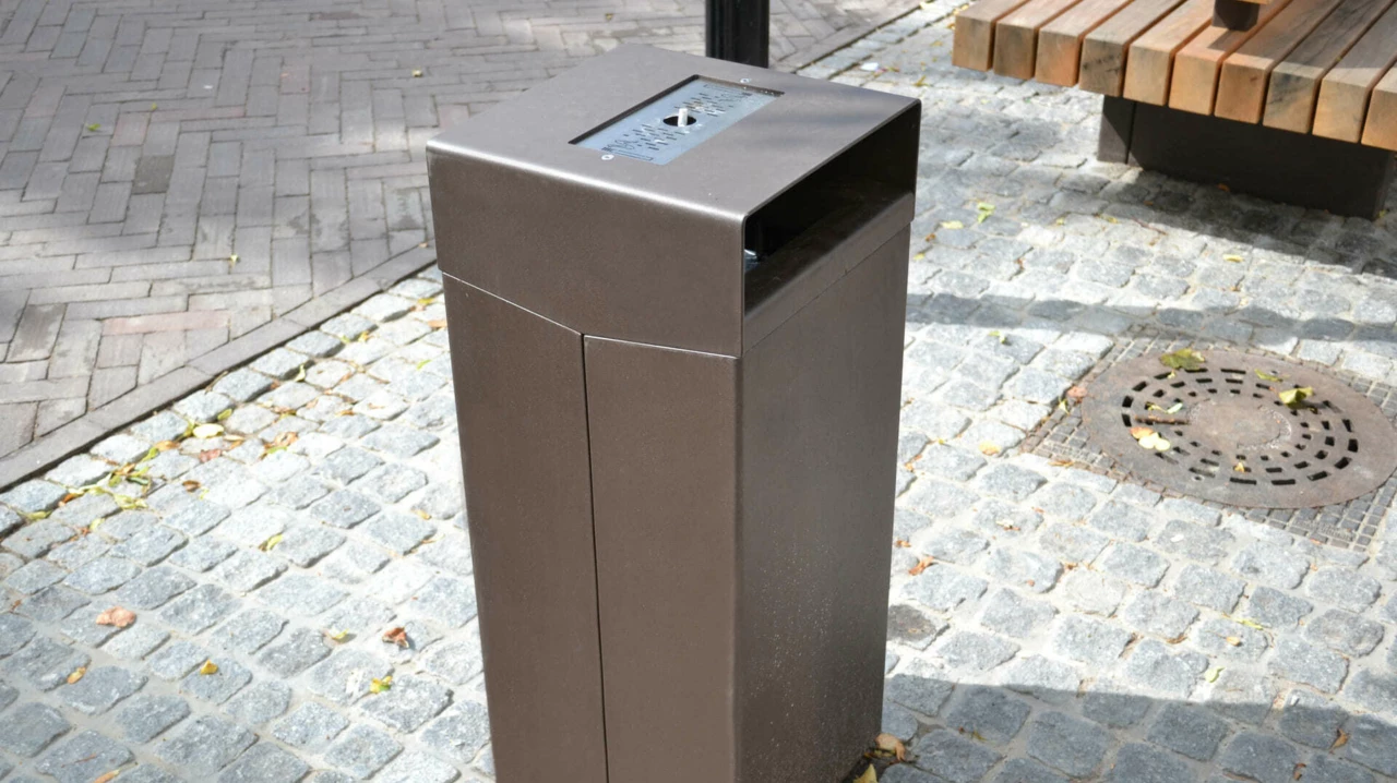 Quadrat met asbak in kap