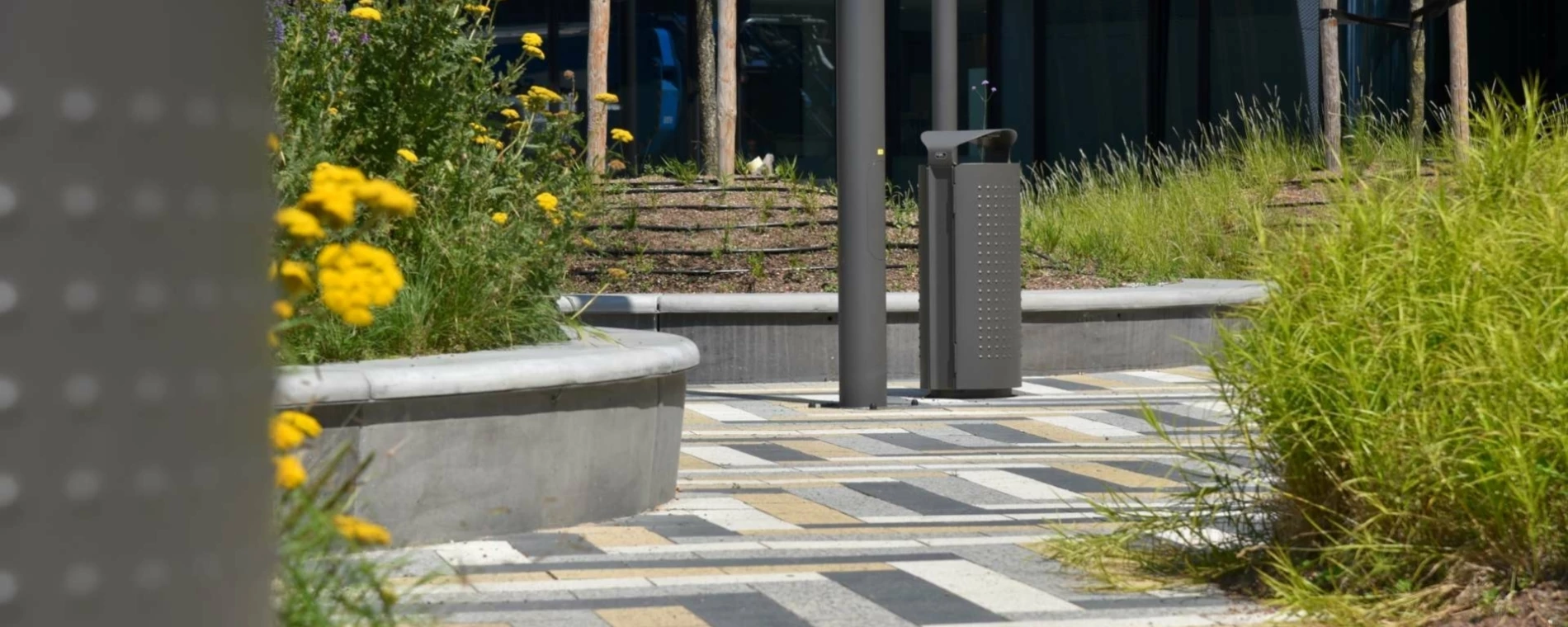 Litter bin Constructo 102 with ashtray
