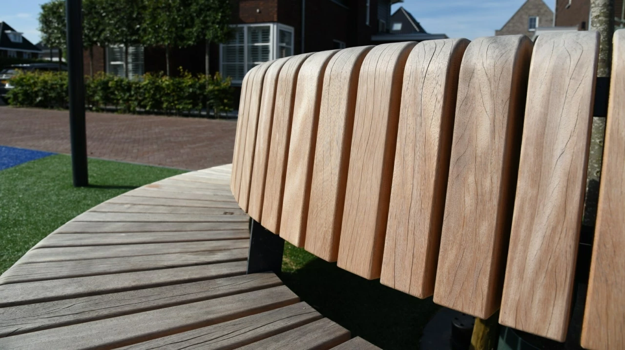 Boombank Plane deluxe met rugleuning voor de openbare ruimte