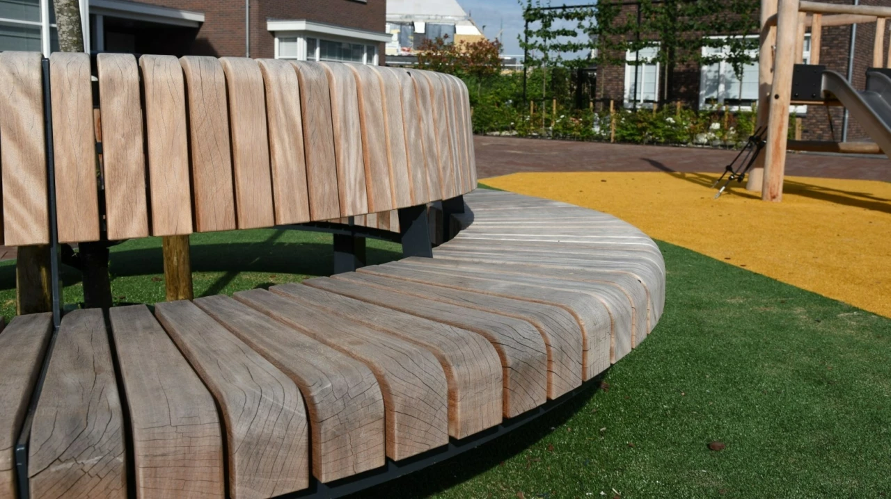Boombank Plane deluxe met rugleuning voor de openbare ruimte