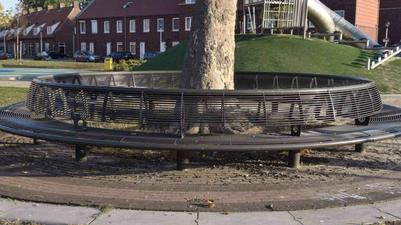 Reference photo tree bench Wenters with backrest Grijsen 1