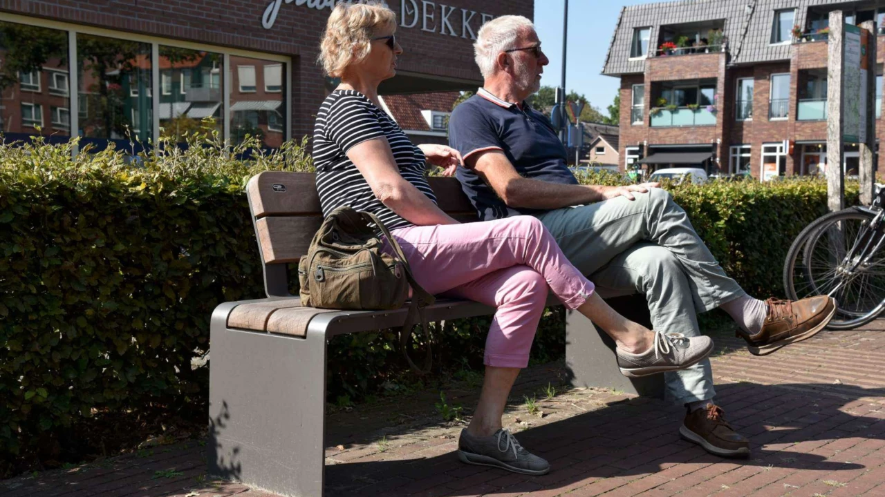 Bend Einzelsitz mit Rückenlehne (breite Lattung) Parkbänke Grijsen