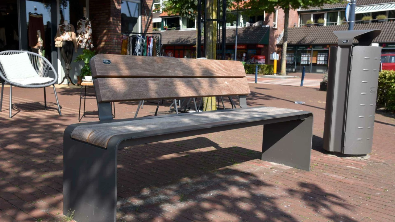 Bend Einzelsitz mit Rückenlehne (breite Lattung) Parkbänke Grijsen