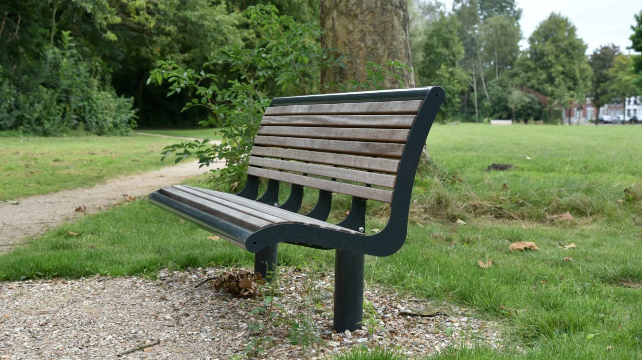 Buitenbank Cruzado enkelzits met rugleuning hout voor de openbare ruimte 2