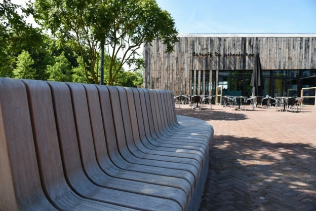 Betonnen zitelementen (Grid) met houten zitting in Emmeloord