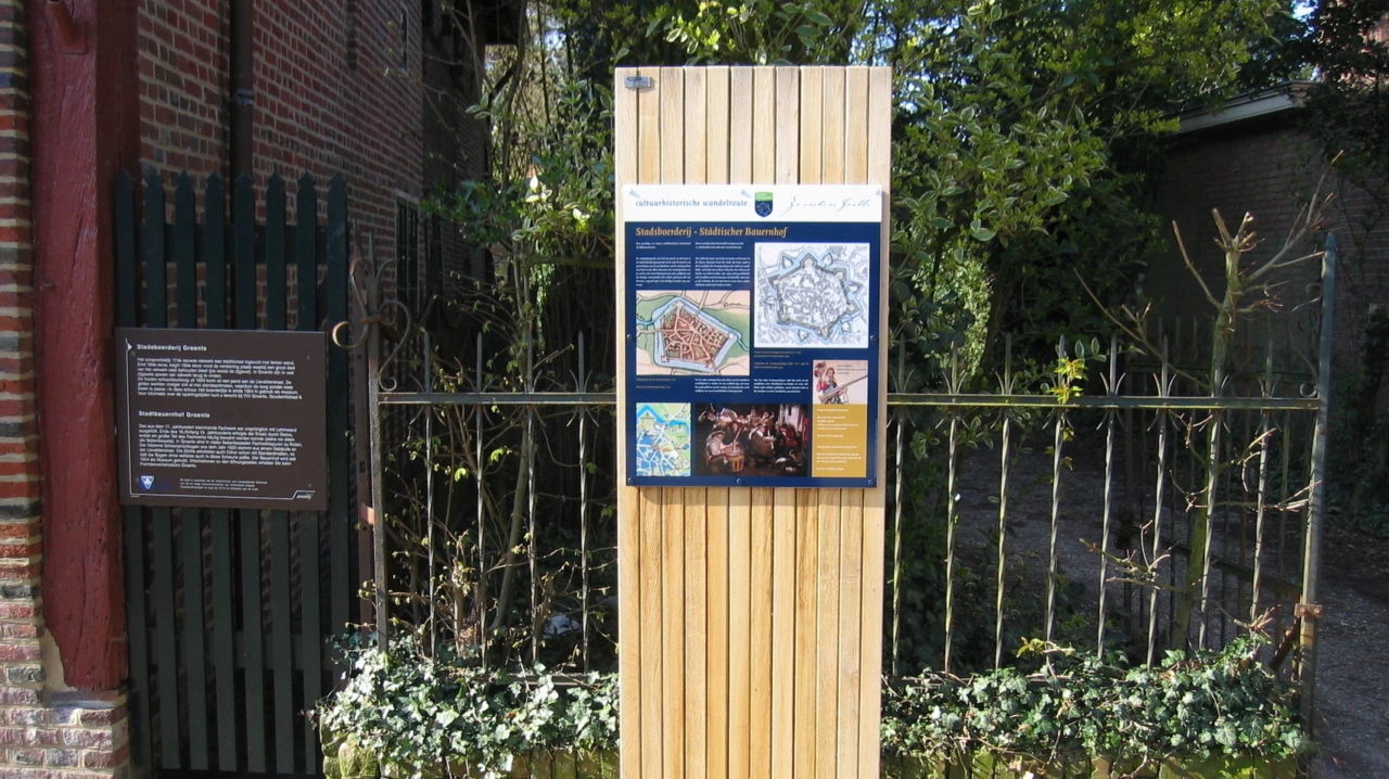 Informatiezuil Houten zuil openbare ruimte