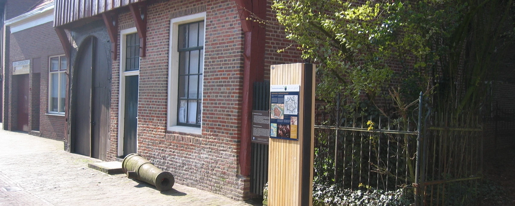 Informatiezuil Houten zuil openbare ruimte