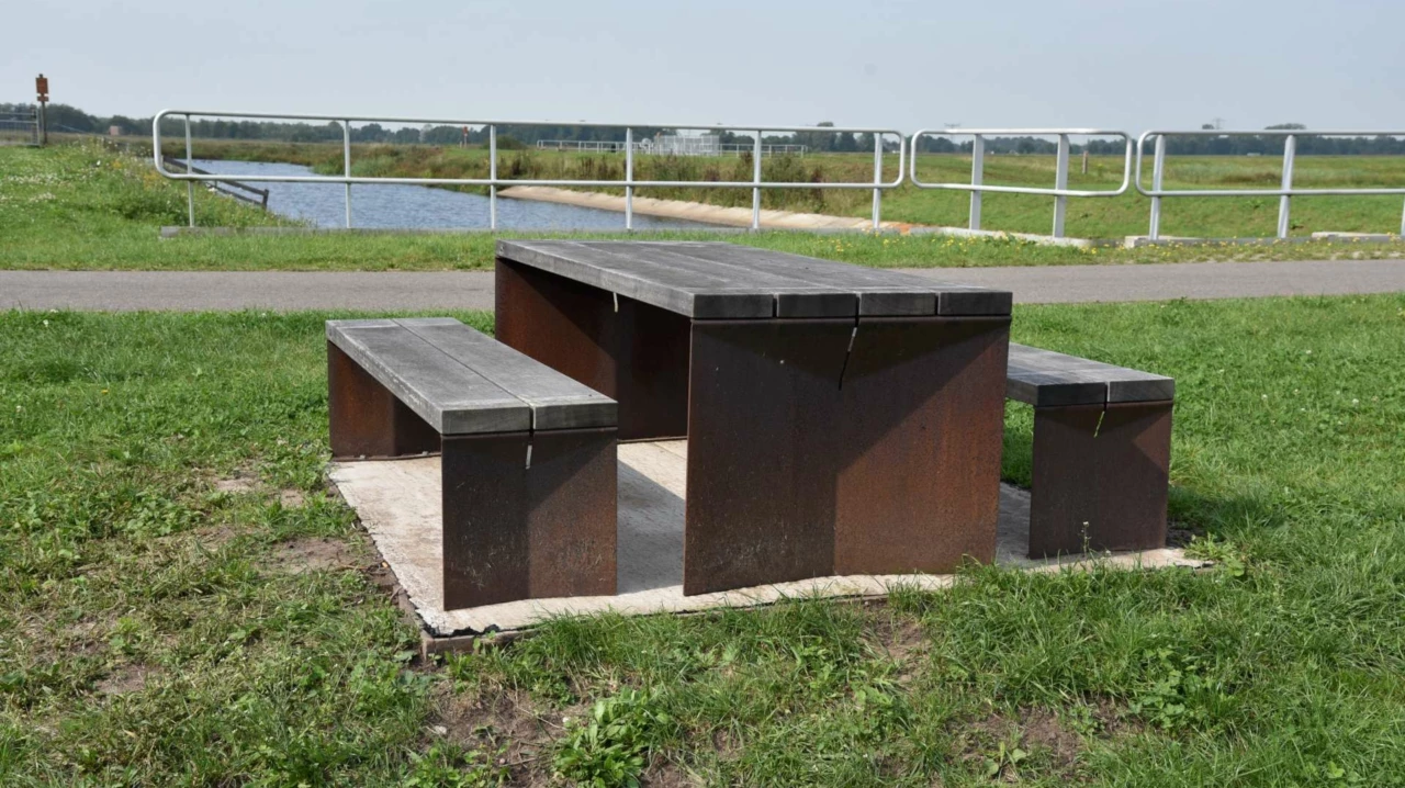 Picknickset Quadrat corten voor de openbare ruimte 1