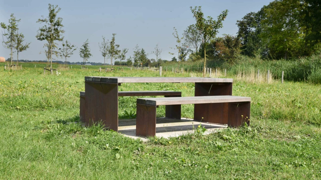Picknickset Quadrat corten voor de openbare ruimte 4