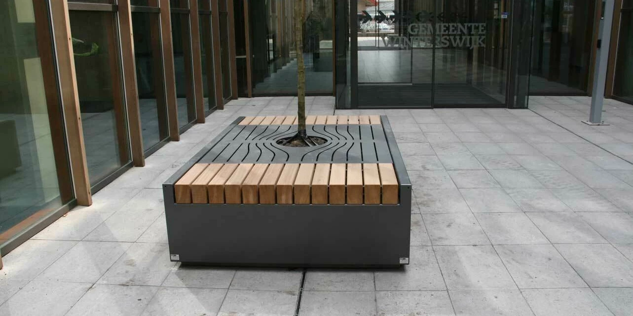 Pflanzkübel aus Metall mit Holz Tree Sondermodell