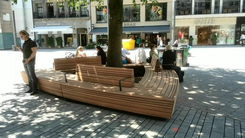 Schadowplatz Düsseldorf triangular tree bench
