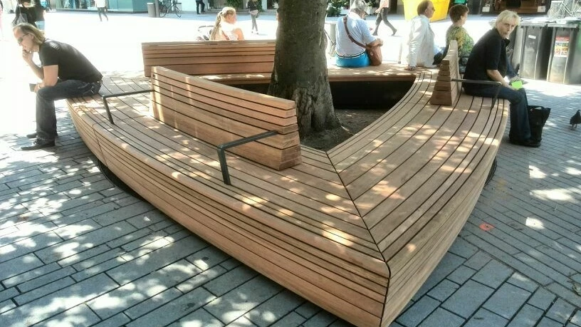Schadowplatz Düsseldorf triangular tree bench