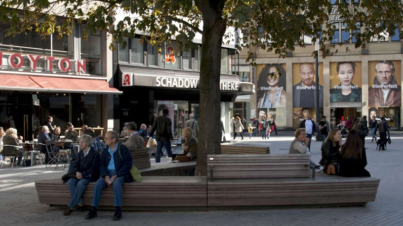 Schadowplatz Düsseldorf triangular tree bench