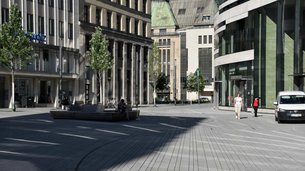 Schadowplatz Düsseldorf triangular tree bench