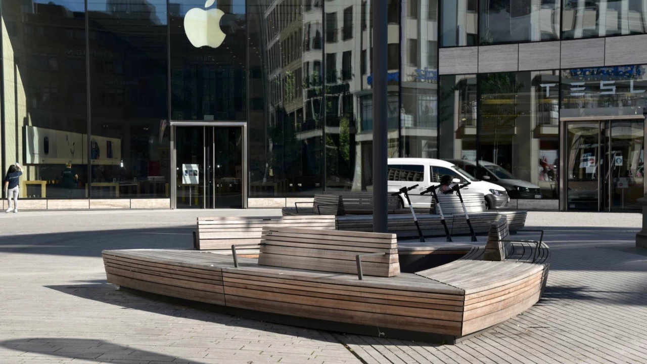 Schadowplatz Düsseldorf triangular tree bench
