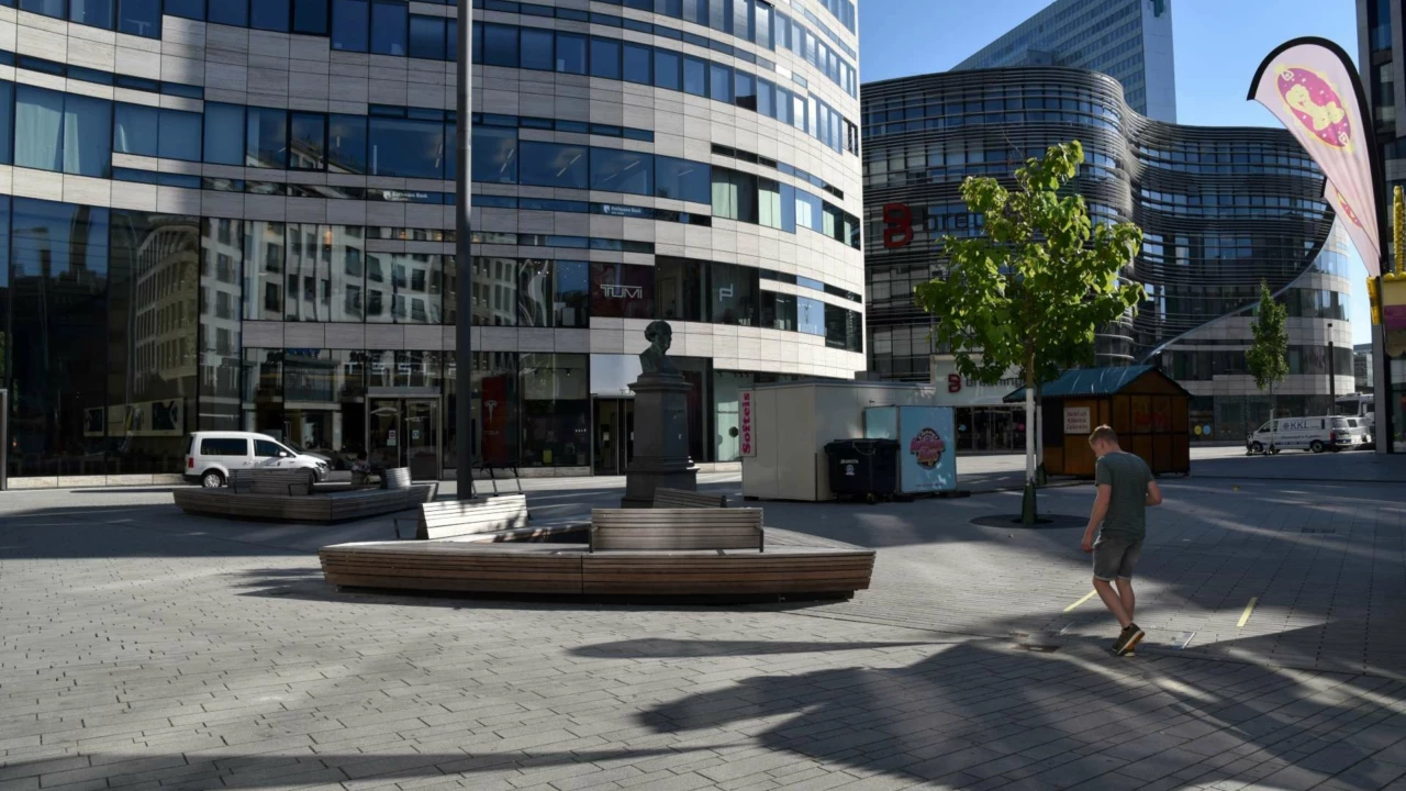 Schadowplatz Düsseldorf triangular tree bench