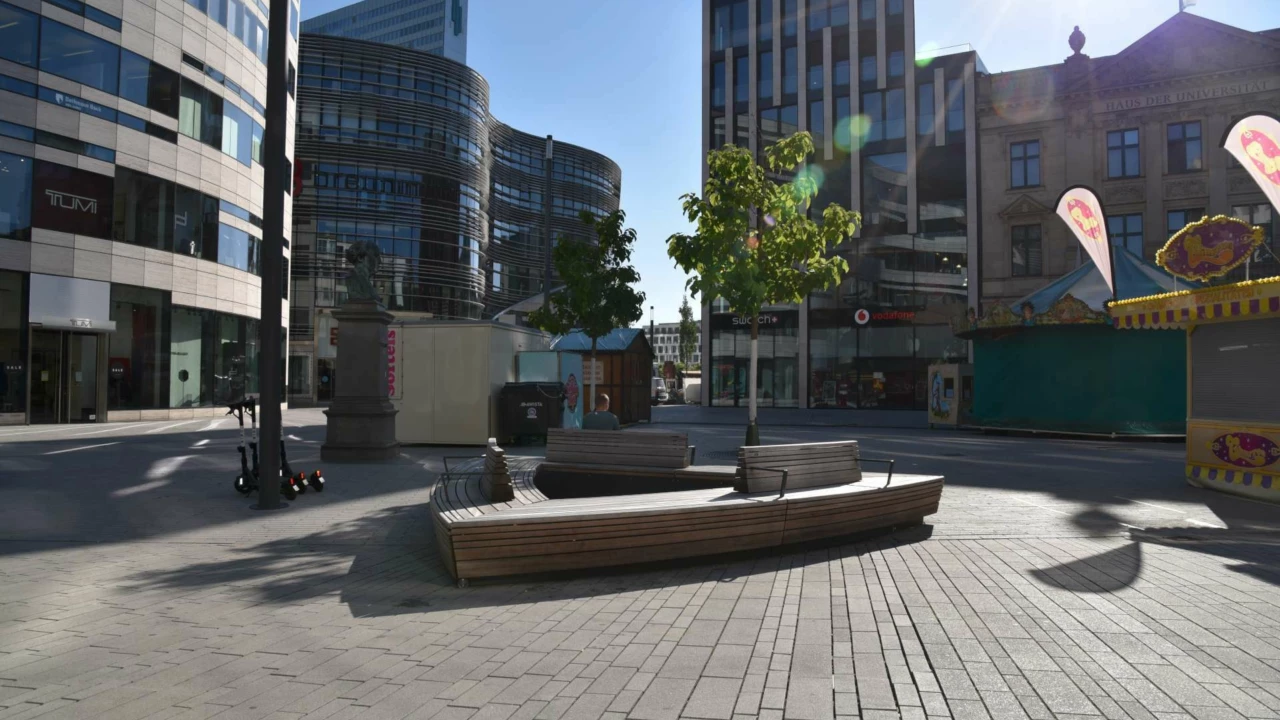Schadowplatz Düsseldorf triangular tree bench