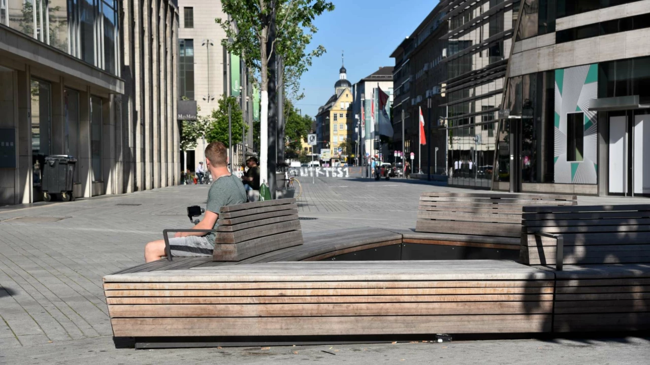 Schadowplatz Düsseldorf triangular tree bench