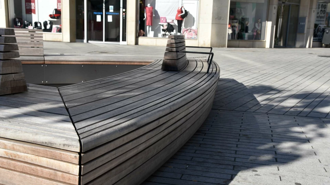 Schadowplatz Düsseldorf triangular tree bench