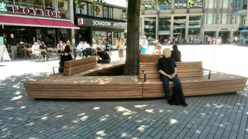 Schadowplatz Düsseldorf triangular tree bench