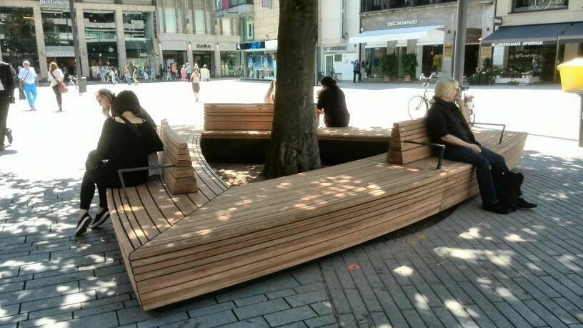 Schadowplatz Düsseldorf triangular tree bench