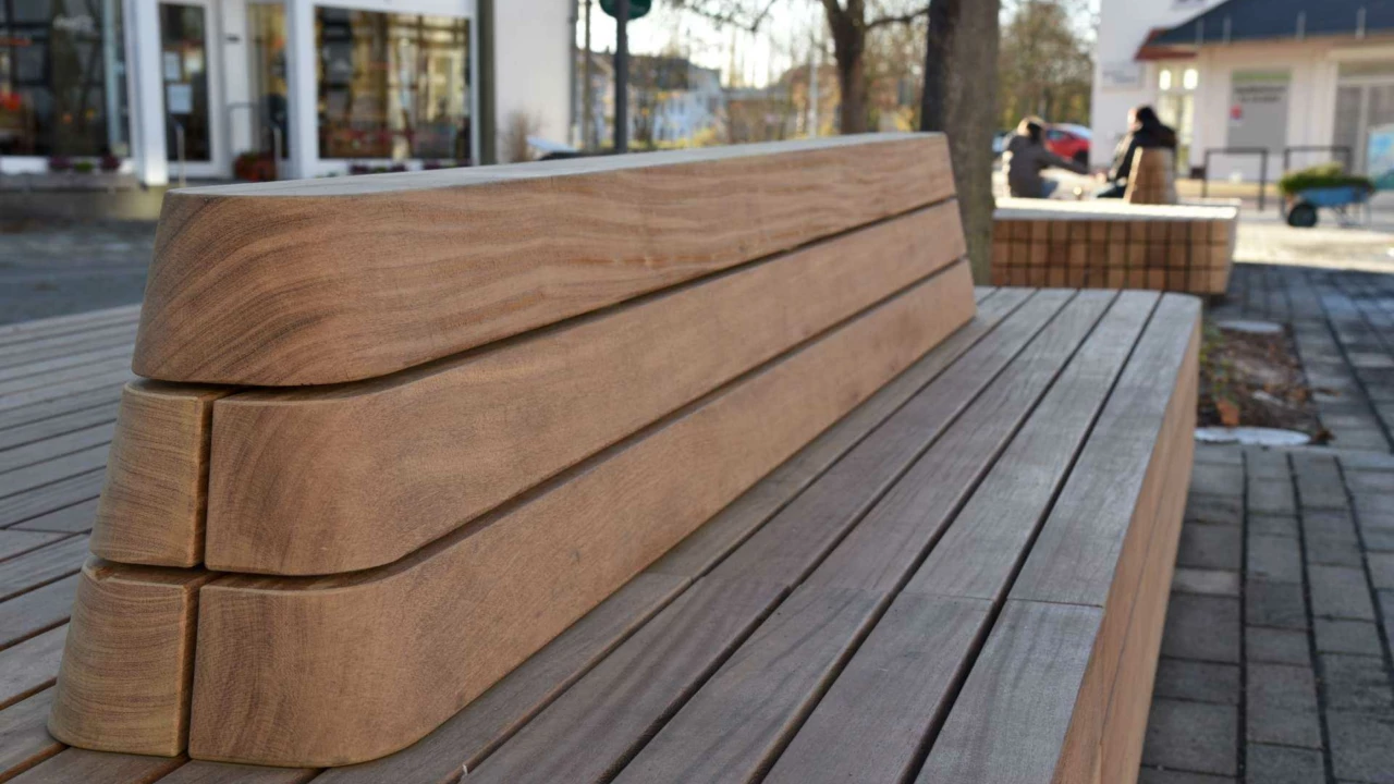 Parkbank Plane Solid Doppelsitz mit Rückenlehne Sondermodell Marktplatz Fröndenberg