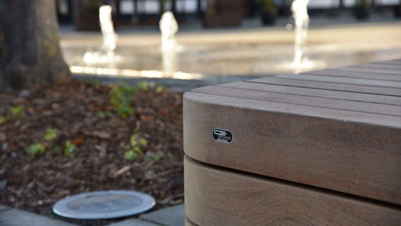 Parkbank Plane Solid Doppelsitz mit Rückenlehne Sondermodell Marktplatz Fröndenberg